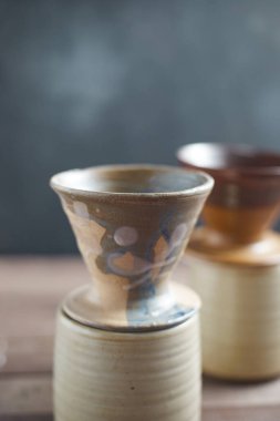 Damlatan ve damlayan sunucu damlayan kahvenin ekipmanıdır.