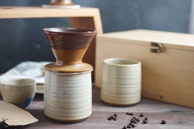 Damlatan ve damlayan sunucu damlayan kahvenin ekipmanıdır.