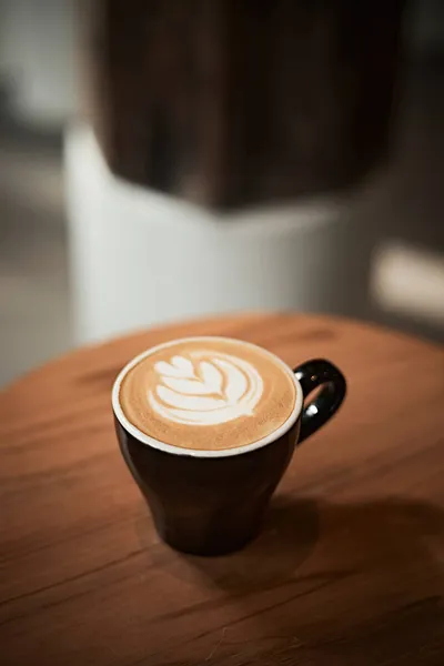 Szelektív Fókusz Csésze Forró Latte Art Kávé Fókusz Fehér Foa — Stock Fotó