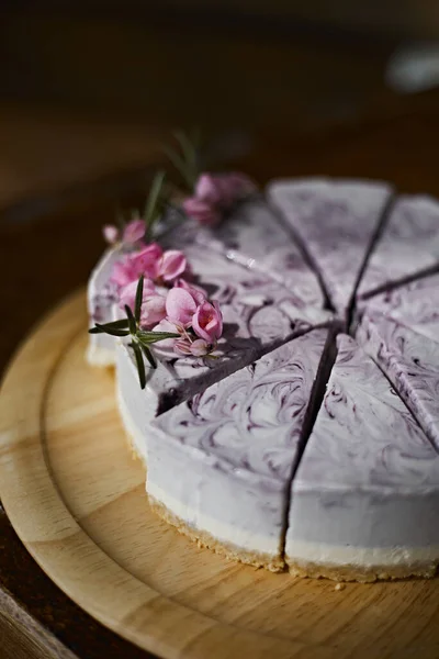 Torta Formaggio Mirtilli Sul Tavolo Legno — Foto Stock
