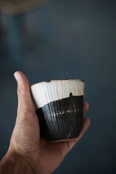 Hand Hält Eine Tasse Kaffee Auf Verschwommenem Hintergrund — Stockfoto