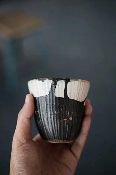 Hand Hält Eine Tasse Kaffee Auf Verschwommenem Hintergrund — Stockfoto