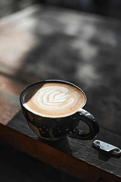 선택적으로 포커스 뜨거운 커피를 화이트 푸아에 초점을 맞춘다 — 스톡 사진