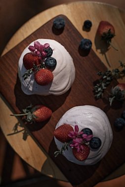 Ev yapımı meyveli kek.