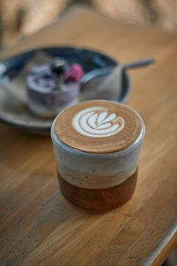 Seçici odak noktası sıcak sütlü kahve, beyaz köpüğe odaklan.