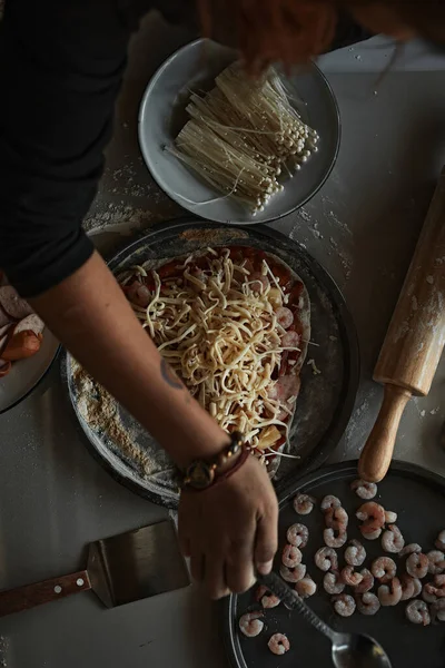 Egy Közeli Kép Ahogy Egy Olasz Pizzát Készítenek Lisztes Felületen — Stock Fotó