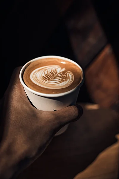 Filiżanka Selektywne Ogniskowanie Gorącej Kawy Sztuki Latte Ostrość Białym Foa — Zdjęcie stockowe
