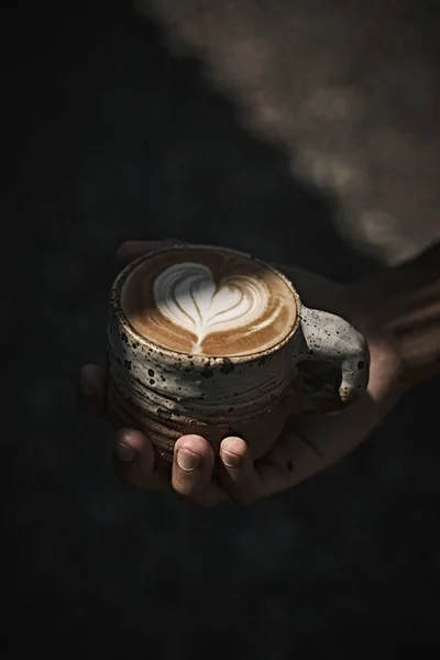 Человек Держит Чашку Кофе Искусством Латте Селективный Фокус — стоковое фото