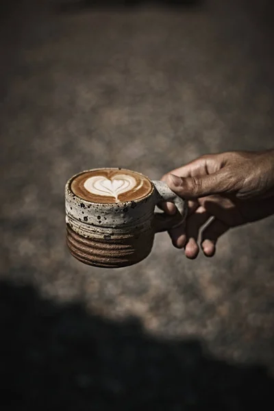 Man Met Koffiebeker Met Latte Art Selectieve Focu — Stockfoto