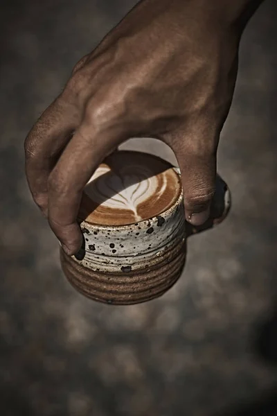 Homem Segurando Xícara Café Com Arte Latte Focu Seletivo — Fotografia de Stock