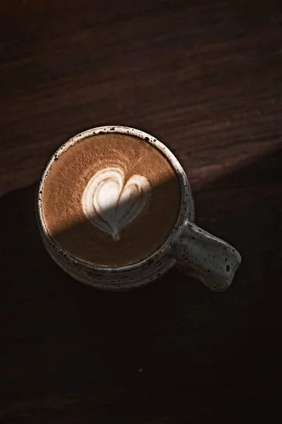 Selectieve Focus Cup Van Warme Latte Art Koffie Focus Wit — Stockfoto