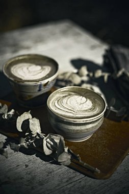 Yeşil Çay Kahvesini Kapat Masada, beyaz köpüğe odaklan