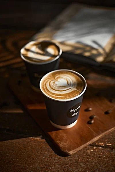 Wybiórczy Kubek Ostrości Gorącej Kawy Sztuki Latte Ostrość Białej Pianie — Zdjęcie stockowe