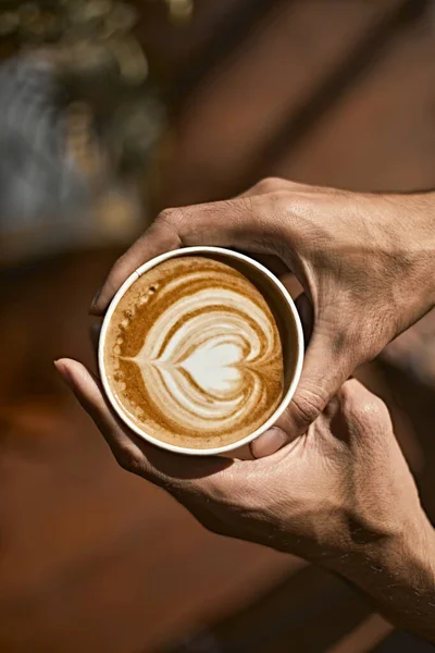 Mężczyzna Trzyma Filiżankę Kawy Sztuką Latte Selektywne Skupienie — Zdjęcie stockowe