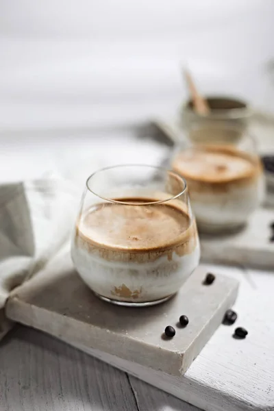 Vuile Koffie Koude Melk Gegarneerd Met Hete Espresso Shot — Stockfoto