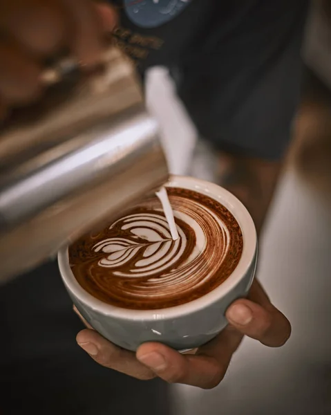 Koffie Latte Kunst Maken Door Barista — Stockfoto
