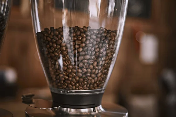 เคร องบดเมล ดกาแฟข างๆ เคร องท าเอสเพรสโซ ในร านกาแฟ — ภาพถ่ายสต็อก