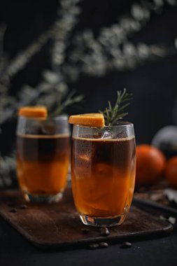 Bir bardak buzlu americano sade kahve ve bir kat portakal. 