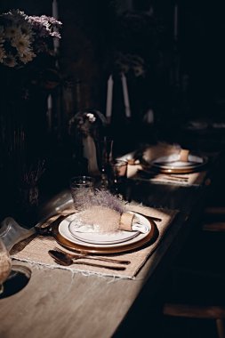 Masa dekorasyonu, bardaklar ve tabaklar. Tatiller, yemek servisi ve konukseverlik konsepti.