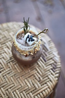 Bisküvi ve marşmelovlu buzlu çikolata.