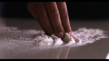 Kadınlar kişisel pizza için hamur hazırlıyorlar..