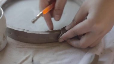 Sanatçı seramik çömlekçi yapıyor.