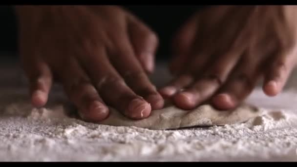 Mujeres Preparando Masa Para Una Pizza Personal — Vídeo de stock