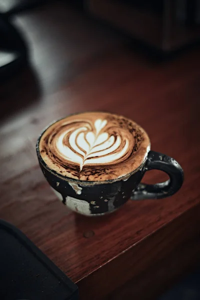 Selectieve Focus Cup Van Warme Latte Art Koffie Focus Wit — Stockfoto