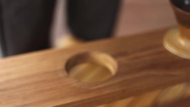 Kahve demlemek için el yapımı seramik damlatıcıyı kapat