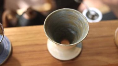 Kahve demlemek için el yapımı seramik damlatıcıyı kapat