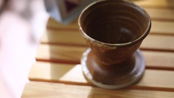 Close Ruční Keramické Kapátko Pro Vařené Kávy — Stock video