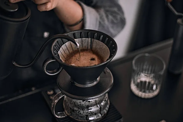 Hand Drup Koffie Barista Gieten Water Koffie Gemalen Met Filter — Stockfoto