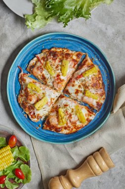 Mozarella peynirli ev yapımı düz ekmekli pizza.