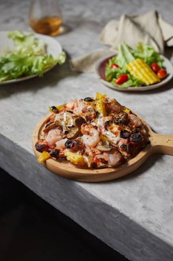 Mozarella peynirli ev yapımı düz ekmekli pizza.