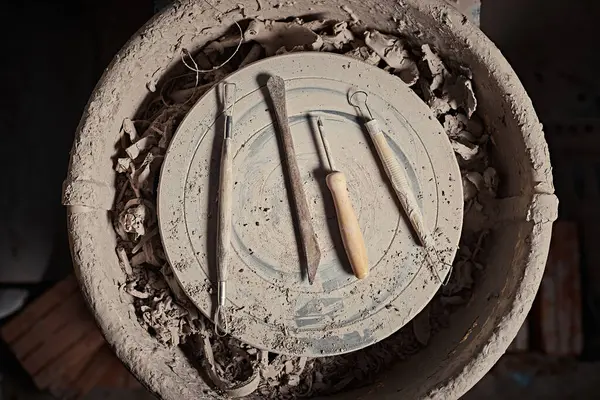 ホイール上の陶器ツールの高角度ビュー — ストック写真