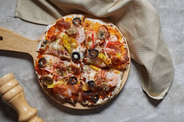 Mozarella peynirli ev yapımı düz ekmekli pizza.