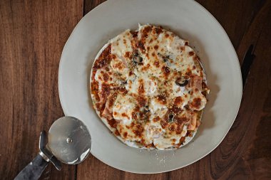 Mozarella peynirli ev yapımı düz ekmekli pizza.
