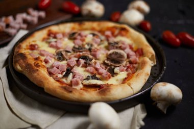 Geleneksel İtalyan pizzası, jambon ve mantarlı..