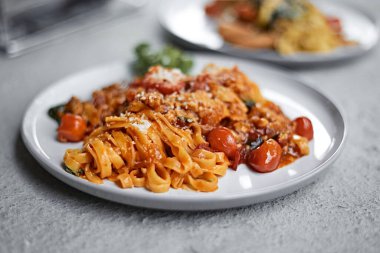 Makarna, domates soslu spagetti hafif arka planda, seçici odaklı.