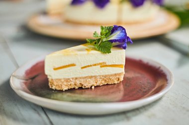 Ahşap arka planda mango peynirli kek, seçici odaklanma