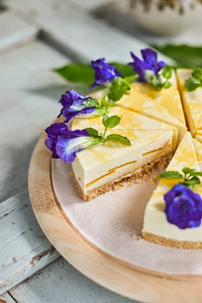 Ahşap arka planda mango peynirli kek, seçici odaklanma