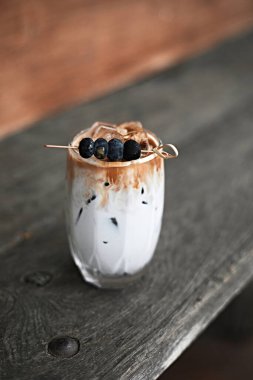 Soğuk sütlü buzlu latte kahve..