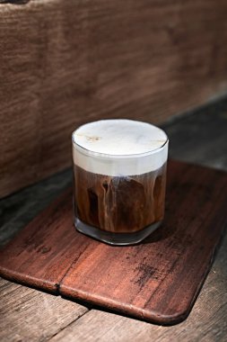 Süt köpüklü buzlu Americano, seçici odaklı.