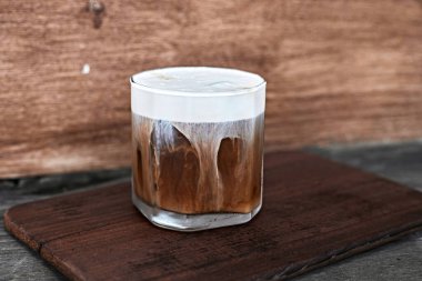 Süt köpüklü buzlu Americano, seçici odaklı.