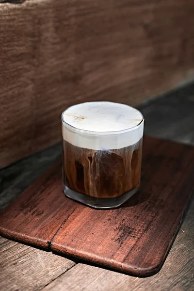 Süt köpüklü buzlu Americano, seçici odaklı.