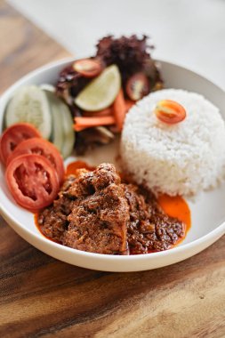 Köri çorbasında haşlanmış domuz eti mi yoksa Hang leh Thai usulü kuzey yemeği mi?