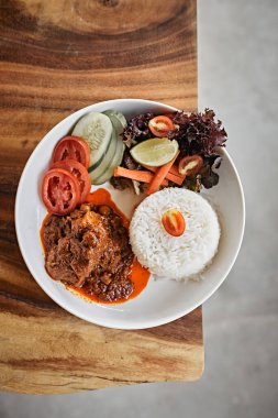 Köri çorbasında haşlanmış domuz eti mi yoksa Hang leh Thai usulü kuzey yemeği mi?