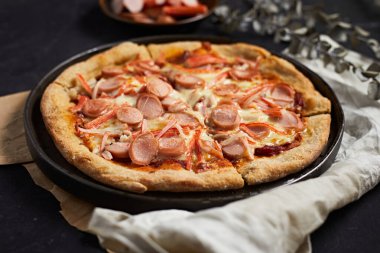 Ev yapımı Sosis ve Yengeç Yapıştırmalı Pizza.