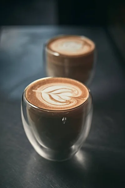 Szelektív Fókusz Csésze Forró Latte Art Kávé Fókusz Fehér Foa — Stock Fotó