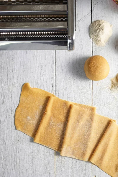 Frisch Geschnittene Hausgemachte Tagliatelle Pasta Schneidebrett — Stockfoto